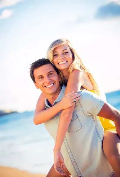 Couple sur la plage au coucher du soleil — Photo