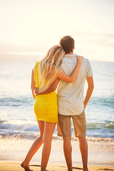 Koppel op het strand — Stockfoto