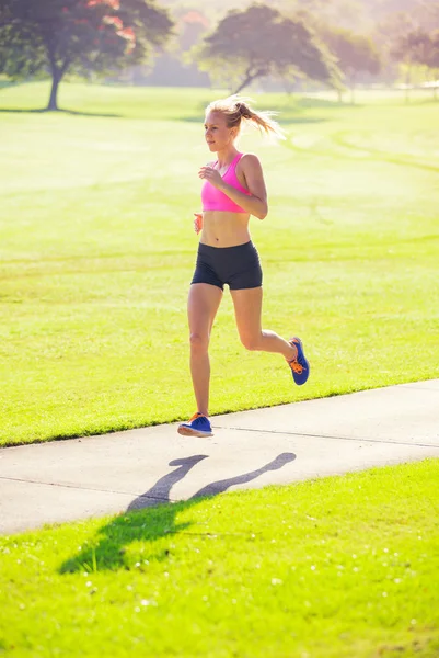 Donna che corre nel parco — Foto Stock