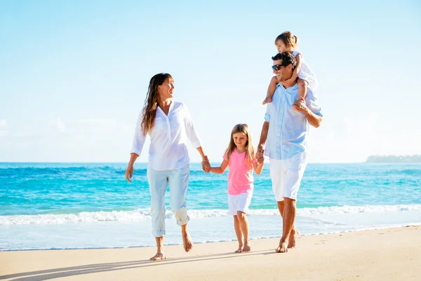 Familia feliz en la playa — Foto de Stock