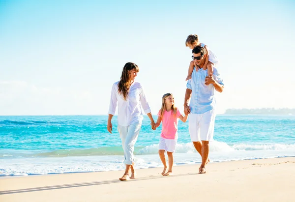 Família feliz na praia — Fotografia de Stock