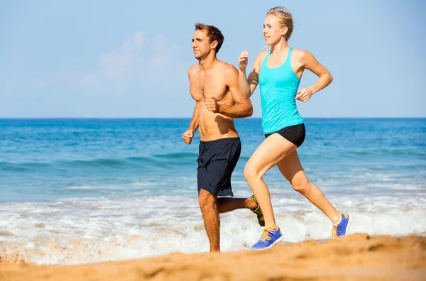 Sportliches Paar joggt zusammen — Stockfoto