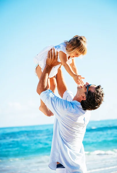 Pai e filha brincando juntos na praia — Fotografia de Stock