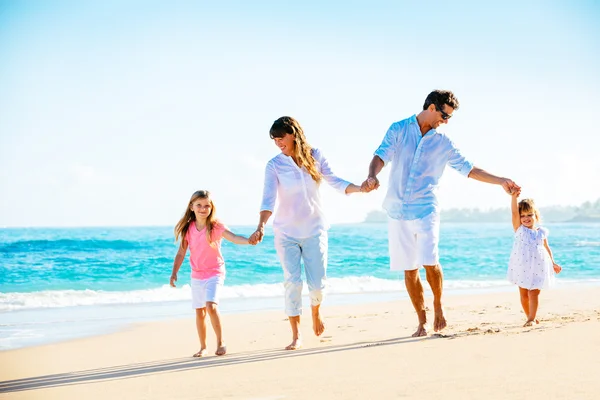 Lycklig familj på stranden — Stockfoto