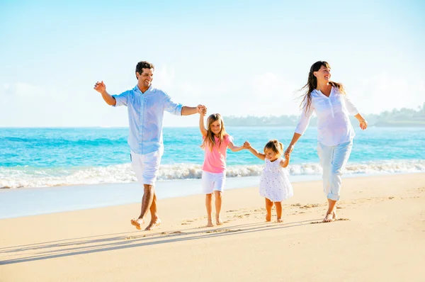 Lycklig familj på stranden — Stockfoto