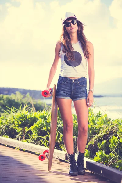 Хипстерская девушка со скейт-бордом — стоковое фото