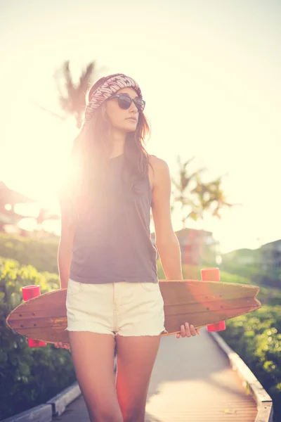 Hipster chica con tabla de skate —  Fotos de Stock