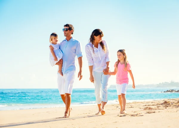Familie op tropisch strand — Stockfoto