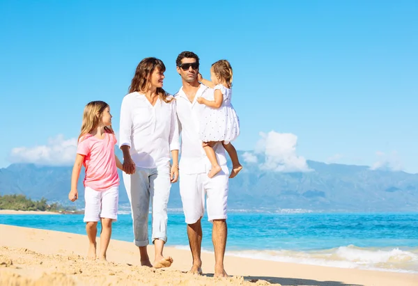 Familia feliz en la playa —  Fotos de Stock