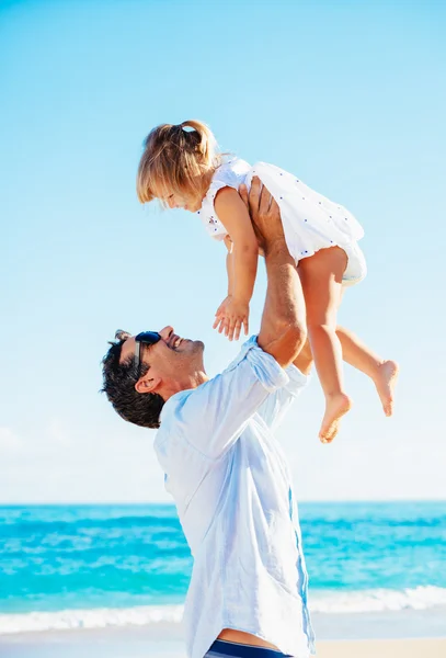 Pai e filha brincando juntos na praia — Fotografia de Stock