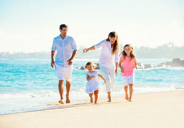 Familie op tropisch strand — Stockfoto