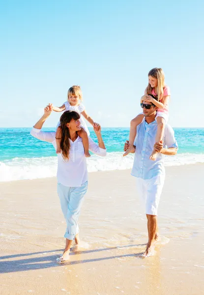 Familia en la playa — Foto de Stock