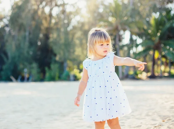 Adorabile bambina in spiaggia — Foto Stock