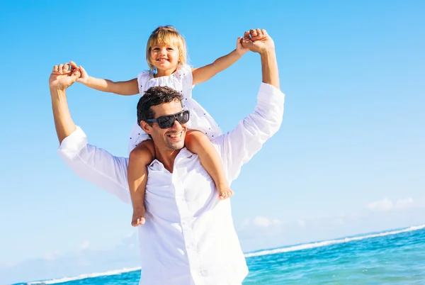 Far och dotter spelar tillsammans på stranden — Stockfoto