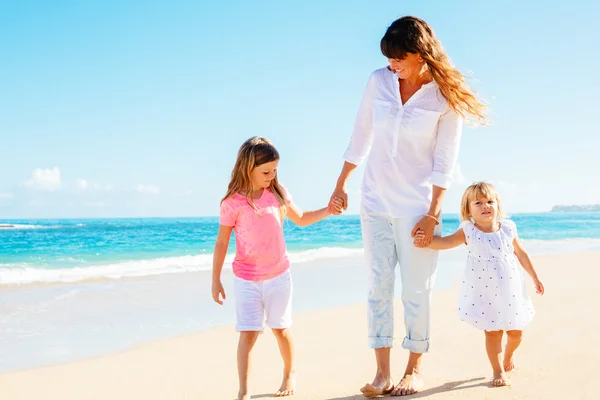 Madre e figlie che camminano sulla spiaggia — Foto Stock