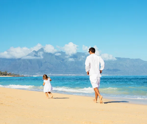 Far och dotter gå tillsammans på stranden — Stockfoto