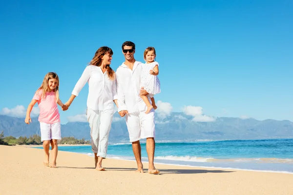 Familj på stranden — Stockfoto