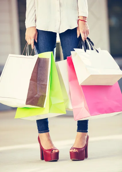 Mulher fazendo compras no shopping — Fotografia de Stock