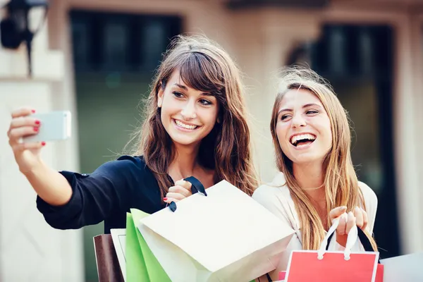 Mulheres fazendo compras no shopping — Fotografia de Stock