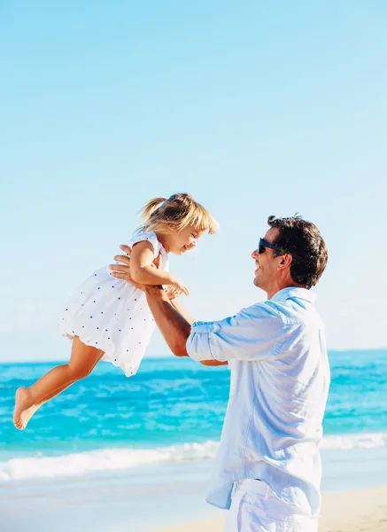 Far och dotter spelar tillsammans på stranden — Stockfoto