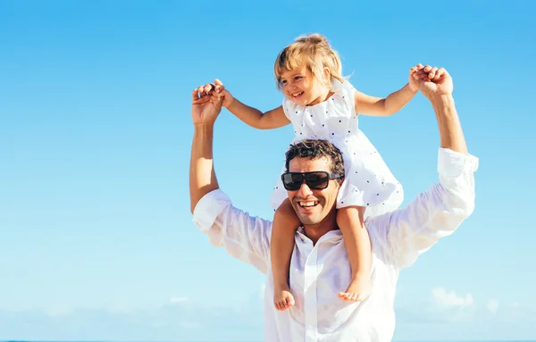 Vader en dochter plezier samen op het strand — Stockfoto