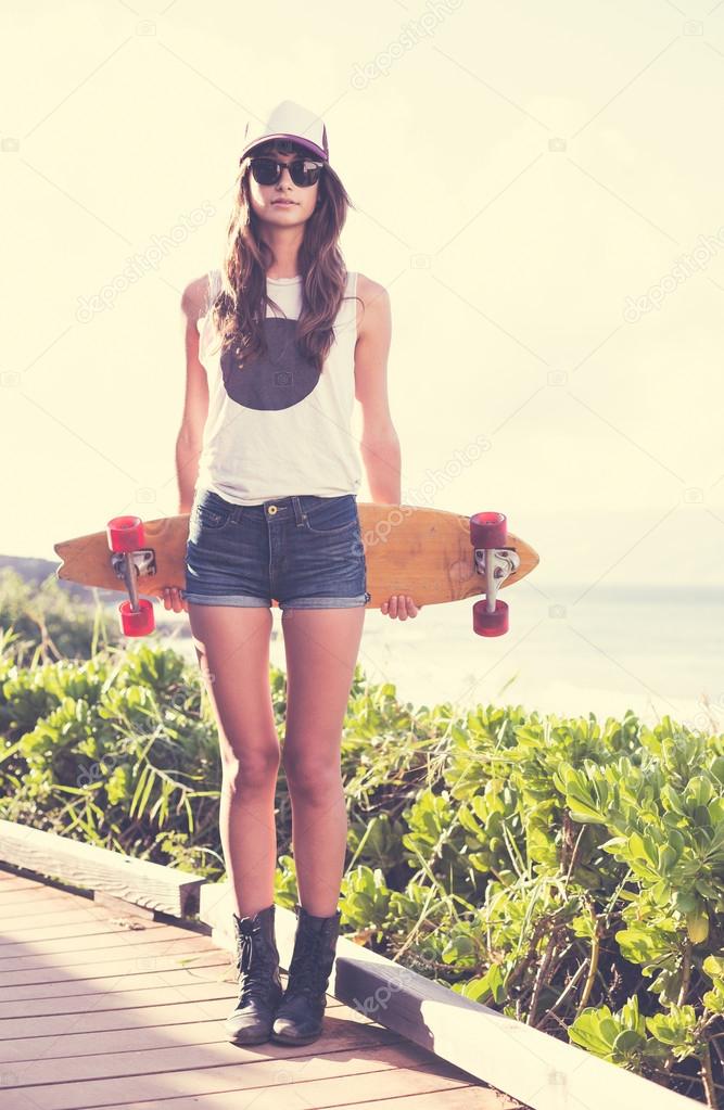 Hipster Madchen Mit Skateboard Stockfotografie Lizenzfreie Fotos C Epicstockmedia 41823095 Depositphotos