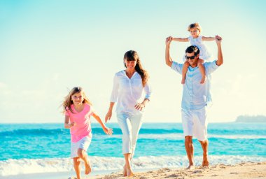 Kumsalda mutlu bir aile