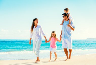 Kumsalda mutlu bir aile