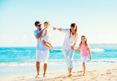 Kumsalda mutlu bir aile