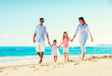 Kumsalda mutlu bir aile