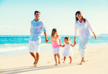 Kumsalda mutlu bir aile