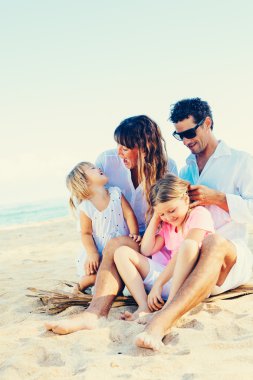 Kumsalda mutlu bir aile