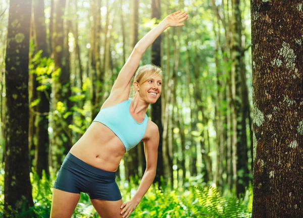 Vrouw die zich uitstrekt — Stockfoto