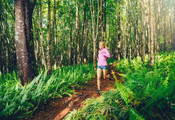 Donna che corre — Foto Stock