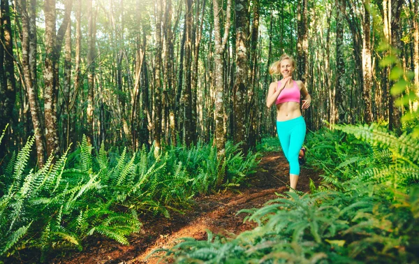 Mujer corriendo — Foto de Stock