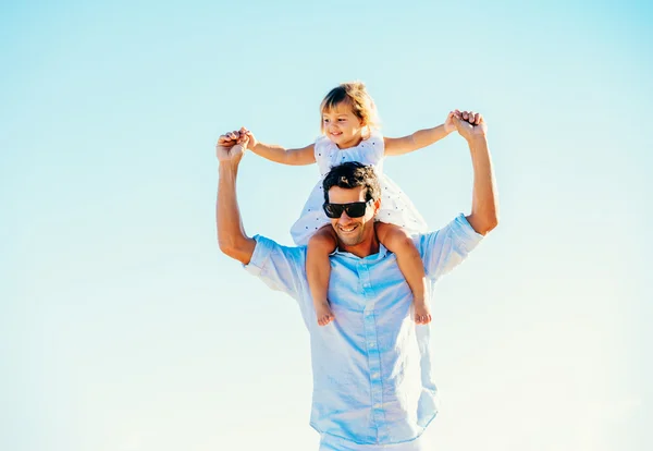 ビーチでの父と娘 — ストック写真