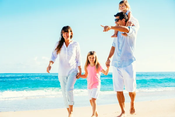 Familia feliz en la playa — Foto de Stock