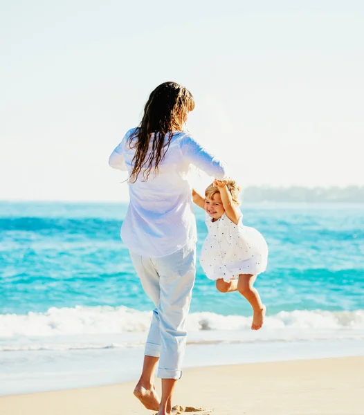 Mother and Daughter Having Fun at the Beach — Stock Photo, Image
