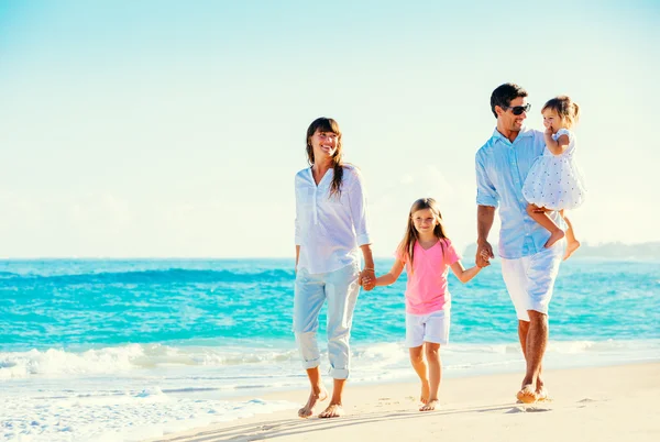 Familia feliz en la playa — Foto de Stock