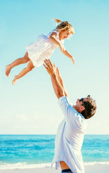 Pai e filha se divertindo na praia — Fotografia de Stock