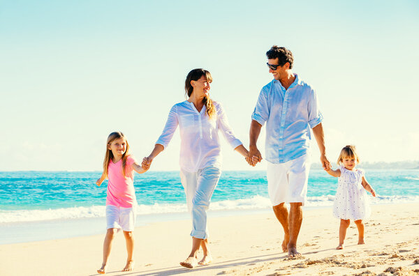 счастливая семья на пляже