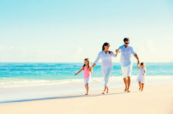 Familia feliz en la playa — Foto de Stock