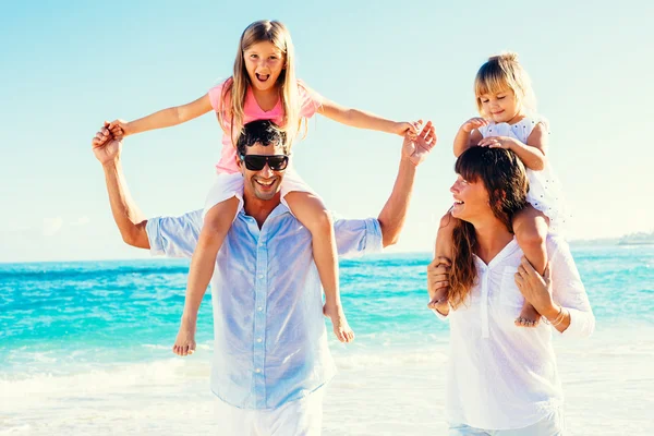 海滩上的快乐家庭 — 图库照片
