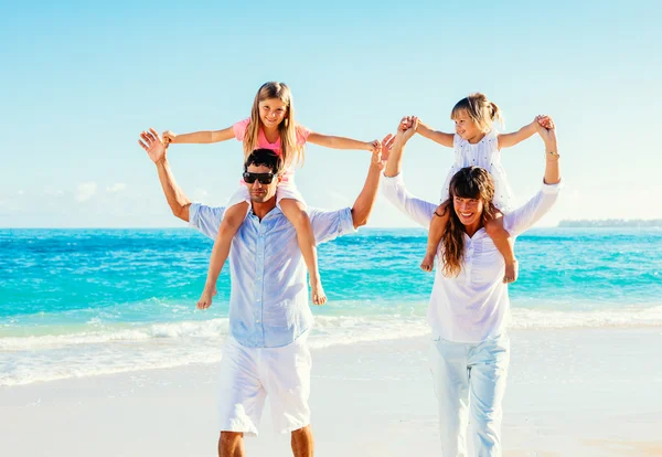 Lycklig familj på stranden — Stockfoto