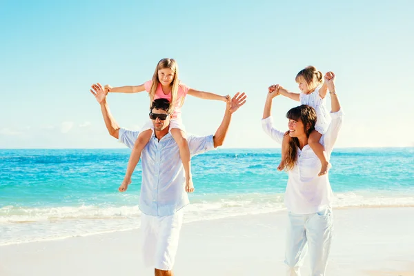 Família feliz na praia — Fotografia de Stock