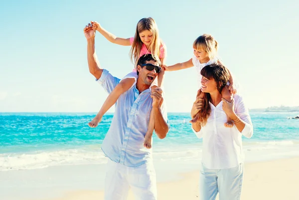 Happy Family on the Beach — Stock Photo, Image