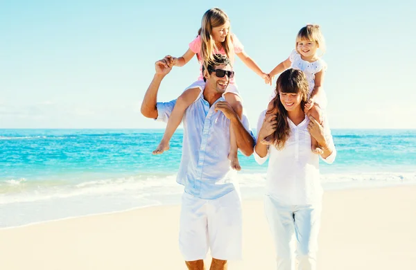 Famille heureuse à la plage — Photo