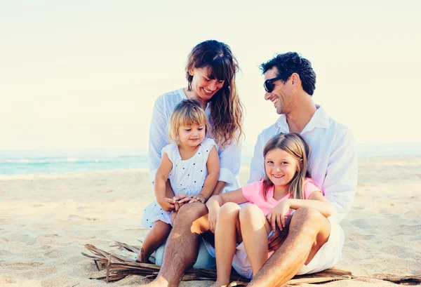 在海滩上快乐的家庭 — 图库照片