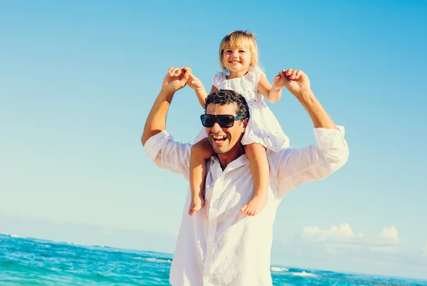 Pai e filha na praia — Fotografia de Stock