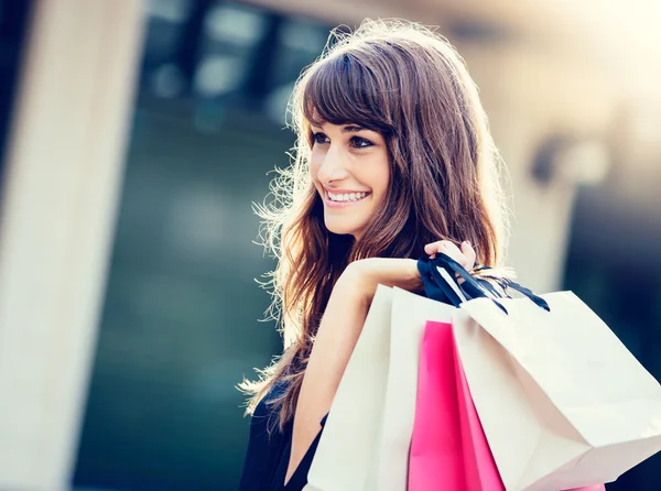 Glückliche Frau beim Einkaufen — Stockfoto